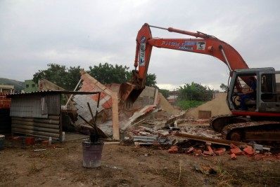 Prefeitura do Rio remove construções irregulares em Cosmos