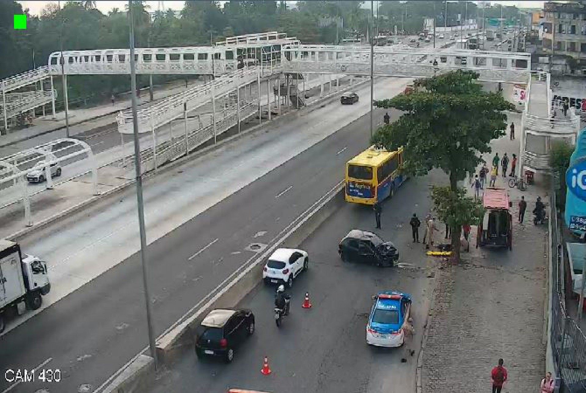 Acidente na Avenida Brasil, altura de Ramos - Reprodu&ccedil;&atilde;o Twitter