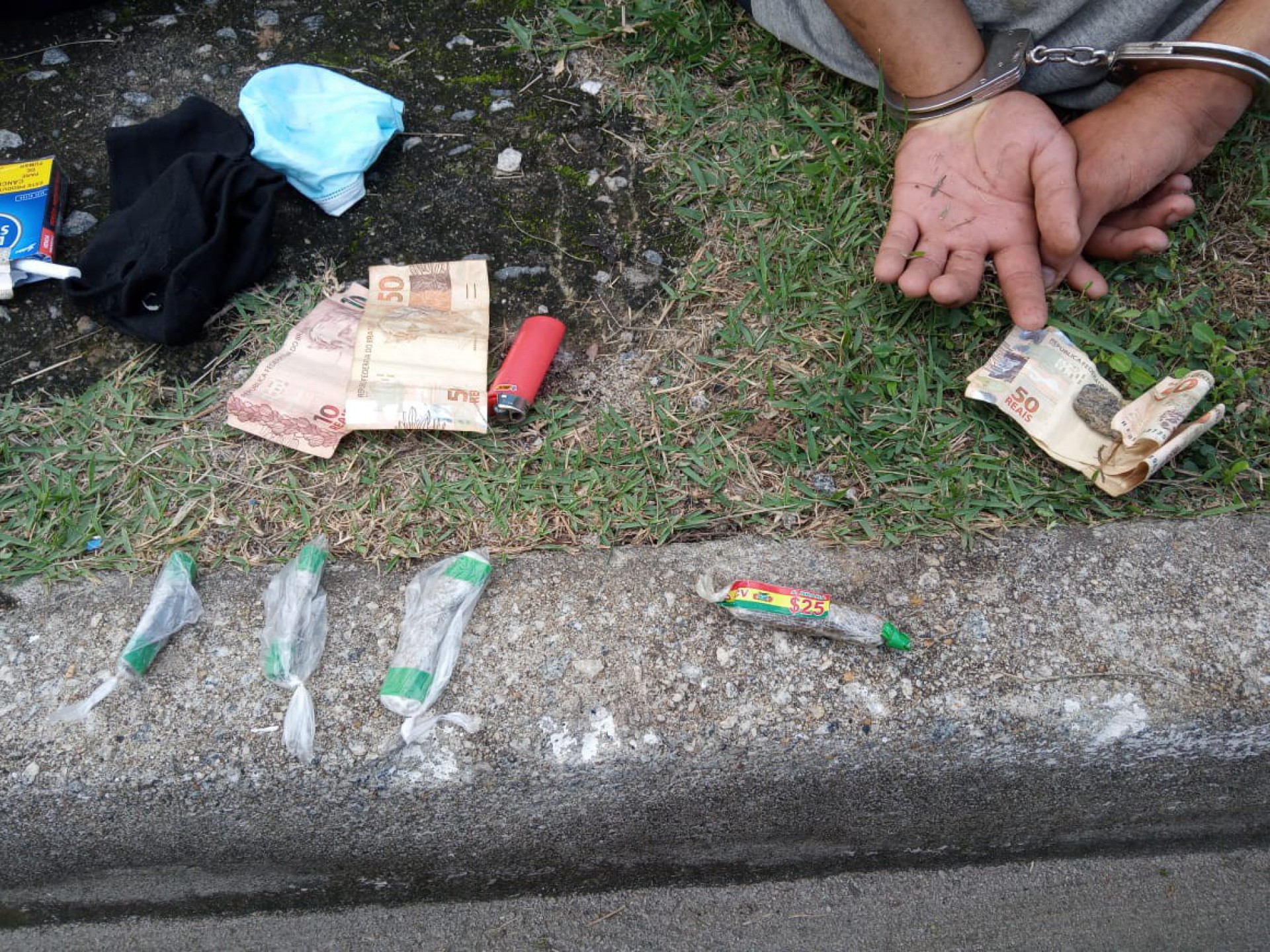 Com os suspeitos foram encontrados quatro tabletes de erva seca prensada e 167,00 reais - Divulgação