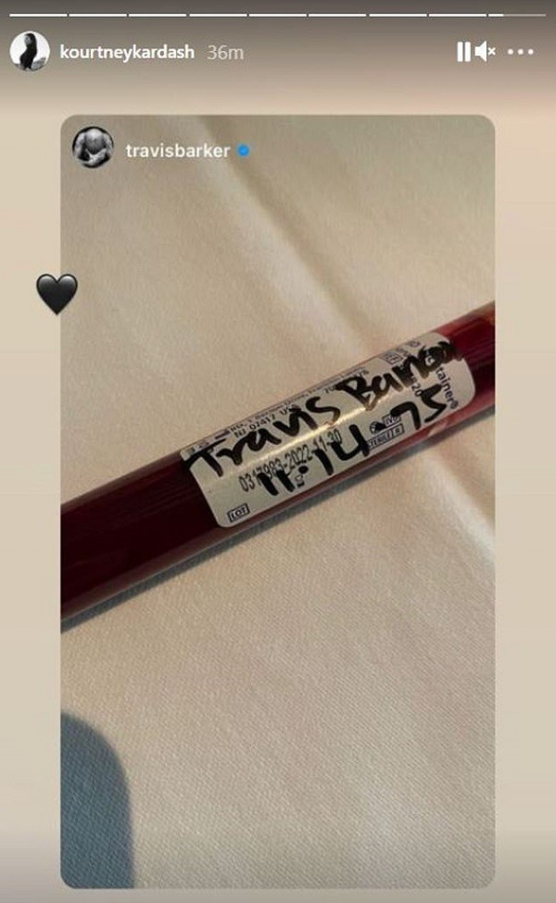 Kourtney Kardashian compartilha foto de frasco de sangue do namorado - Reprodução