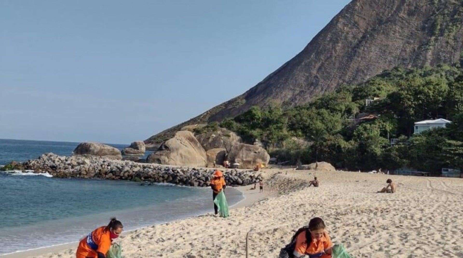 Somar retira lixos na Orla do Recanto, em Itaipua&ccedil;u