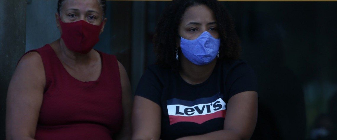 No IML a família de  Kathlen Romeu, de 24 anos, baleada na cabeça, estava grávida de 14 semanas. Na foto de máscara roxa  Jacklline de Oliveira Lopes mãe de Kathlen e de máscara vermelha a avó. - Daniel Castelo Branco