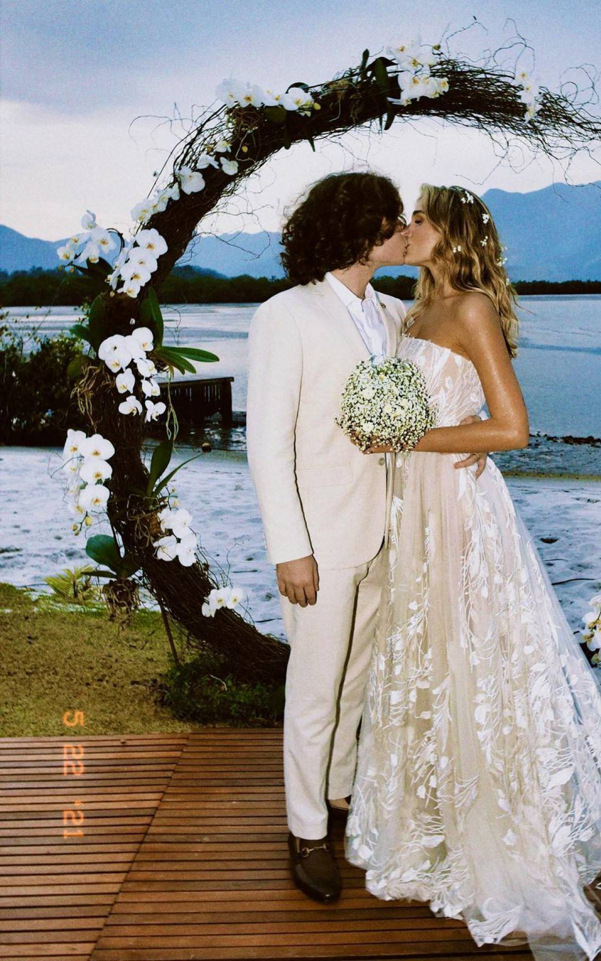 Areia branca na praia particular de Xuxa em Angra dos Reis