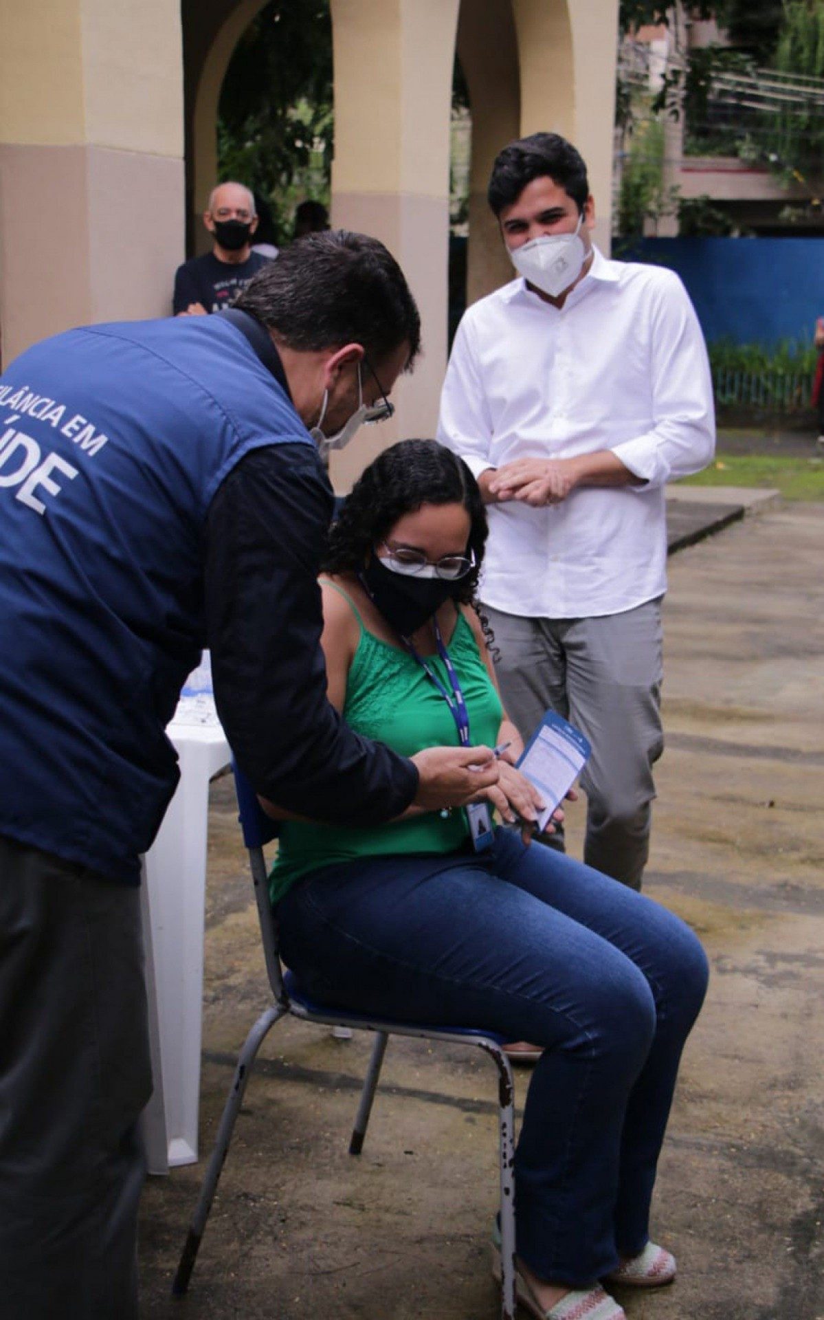 O secret&aacute;rio municipal da educa&ccedil;&atilde;o, Renan Ferreirinha, acompanhou a vacina&ccedil;&atilde;o dos profissionais da educa&ccedil;&atilde;o na Escola Municipal Bar&atilde;o de Itacuruss&aacute;
