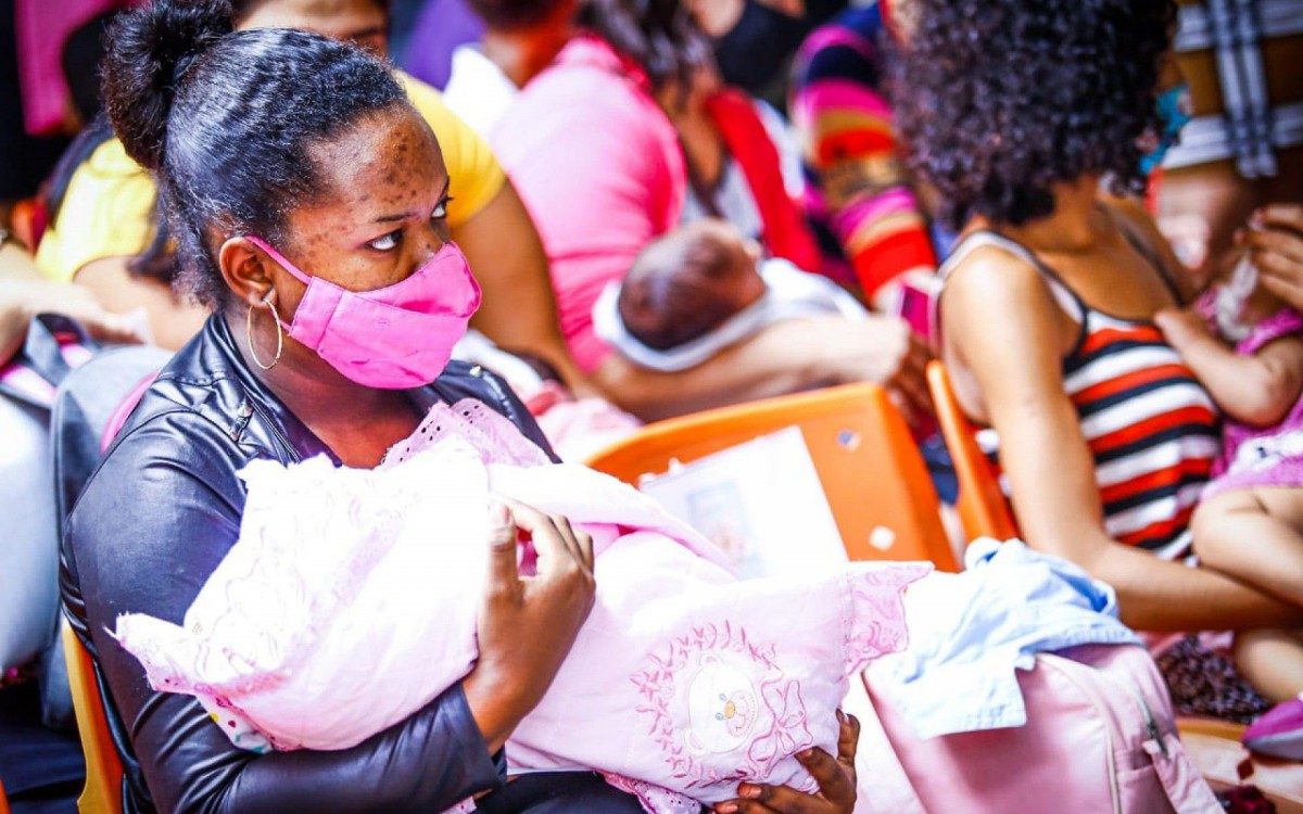 J&eacute;ssica Giuliana levou a filha Ana Beatriz, de oito meses, para fazer o teste do pezinho