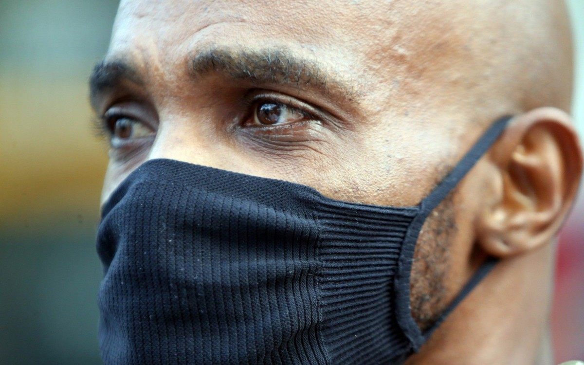 No IML a família de  Kathlen Romeu, de 24 anos, baleada na cabeça, estava grávida de 14 semanas. Na foto Luciano Gonçalves o pai de de Kathlen