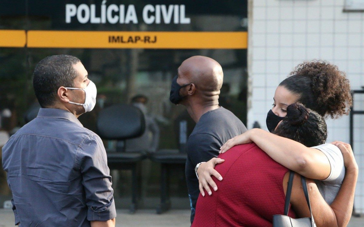 No IML a fam&iacute;lia de  Kathlen Romeu, de 24 anos, baleada na cabe&ccedil;a, estava gr&aacute;vida de 14 semanas. Na foto Luciano Gon&ccedil;alves o pai de de Kathlen