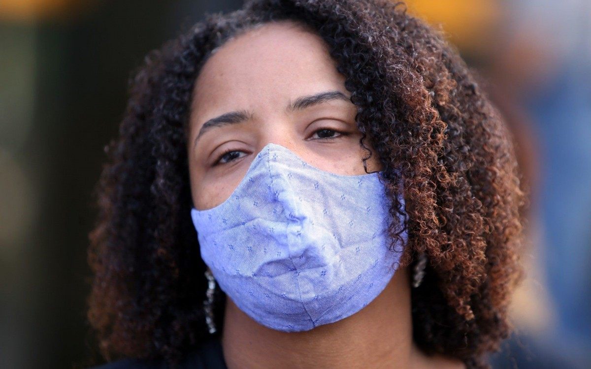 No IML a família de  Kathlen Romeu, de 24 anos, baleada na cabeça, estava grávida de 14 semanas. Na foto Jacklline de Oliveira Lopes mãe de Kathlen - Daniel Castelo Branco