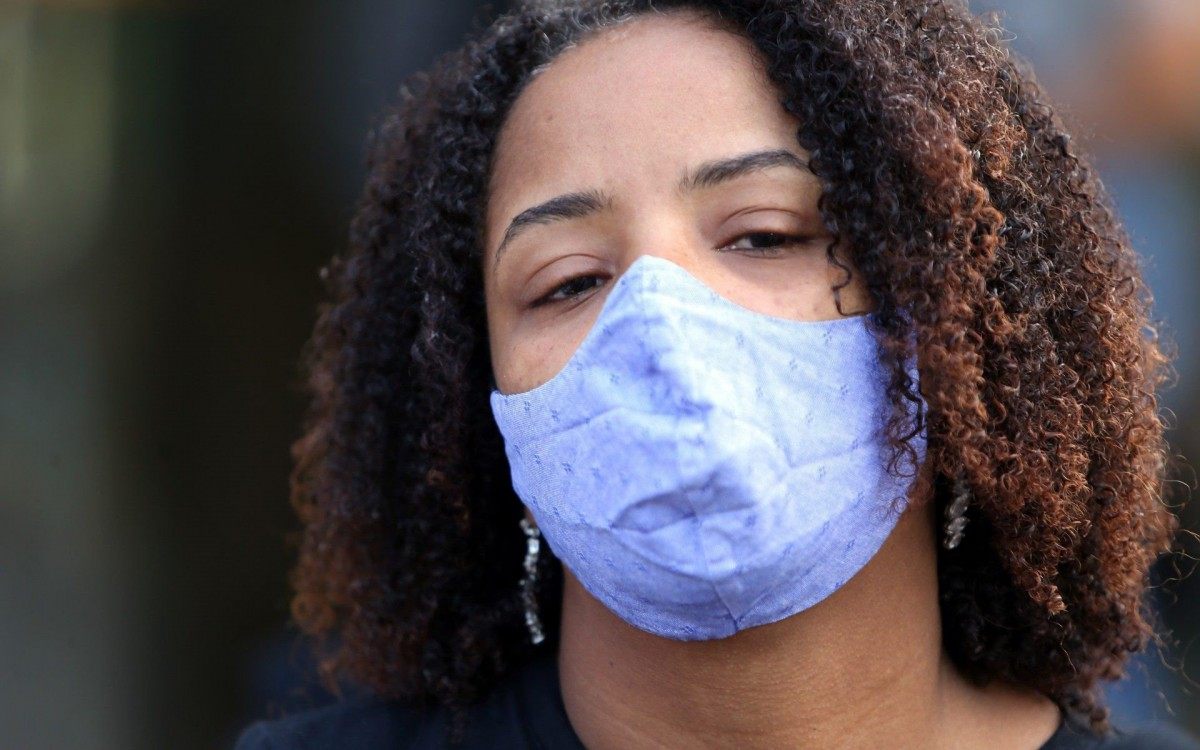 No IML a família de  Kathlen Romeu, de 24 anos, baleada na cabeça, estava grávida de 14 semanas. Na foto Jacklline de Oliveira Lopes mãe de Kathlen - Daniel Castelo Branco