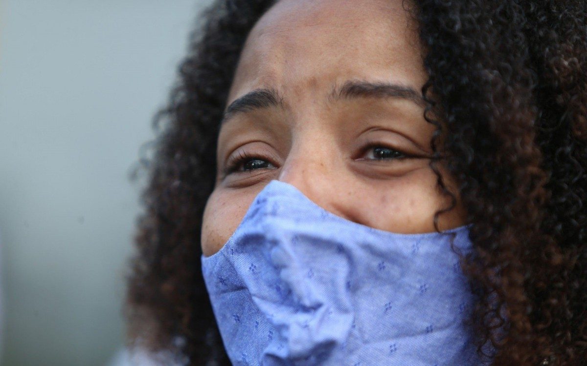 No IML a família de  Kathlen Romeu, de 24 anos, baleada na cabeça, estava grávida de 14 semanas. Na foto Jacklline de Oliveira Lopes mãe de Kathlen