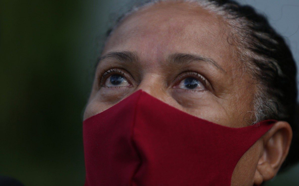 No IML a família de  Kathlen Romeu, de 24 anos, baleada na cabeça, estava grávida de 14 semanas. Na foto Sayonara de Fátima Queiroz avó de Kathlen - Daniel Castelo Branco