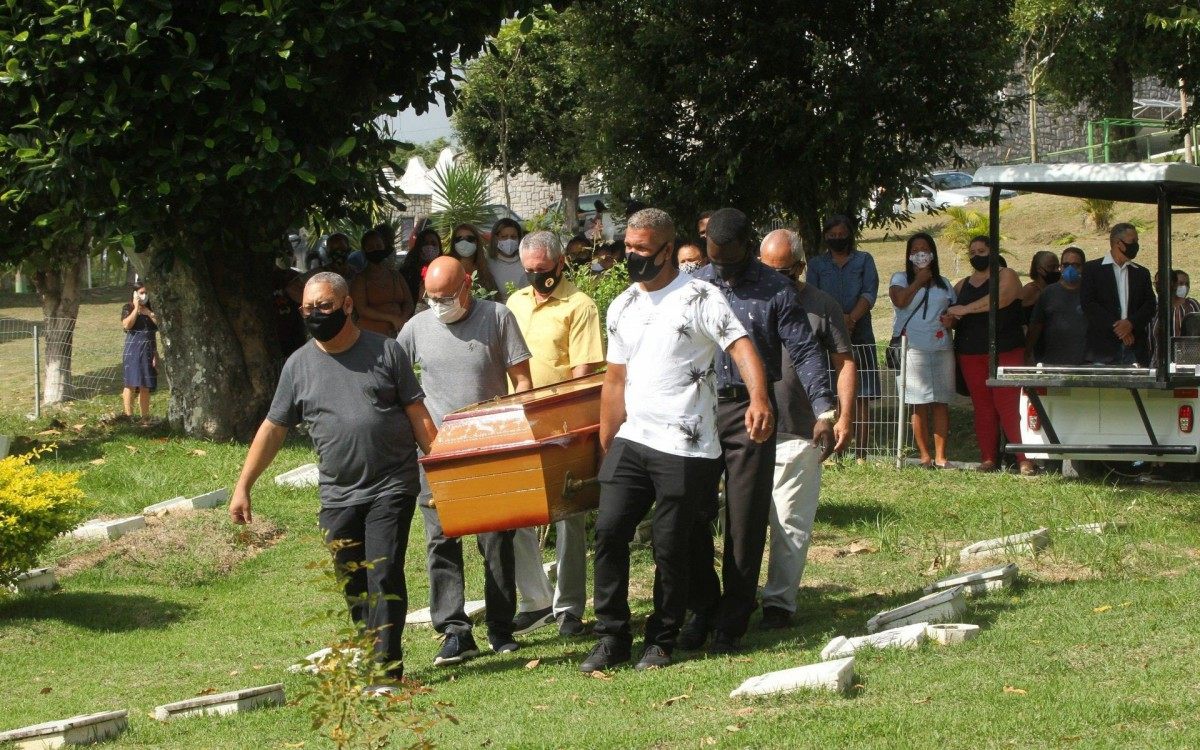O corpo da manicure Ana Caroline Fel&iacute;cio, de 29 anos, assassinada a facadas pelo namorado, foi enterrado no in&iacute;cio da tarde desta quarta-feira no cemit&eacute;rio Memorial Parque da Paz, em S&atilde;o Gon&ccedil;alo, na Regi&atilde;o Metropolitana do Rio.