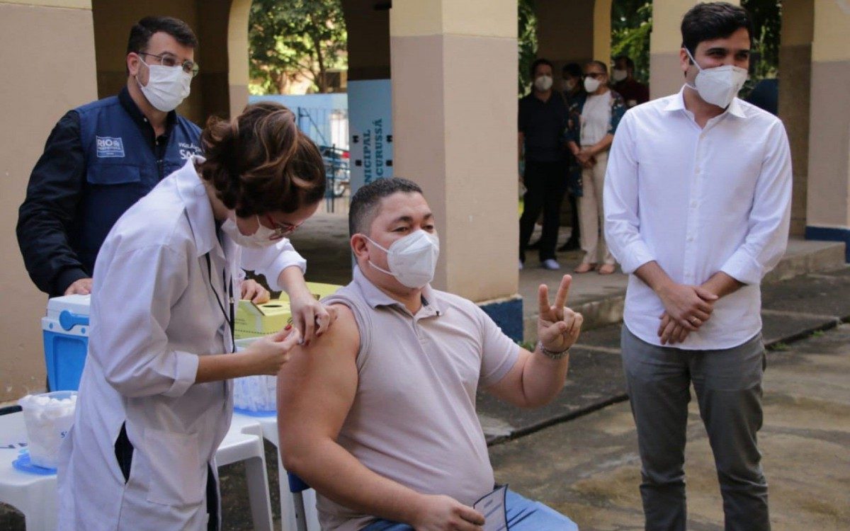 O secret&aacute;rio municipal da educa&ccedil;&atilde;o, Renan Ferreirinha, acompanhou a vacina&ccedil;&atilde;o dos profissionais da educa&ccedil;&atilde;o na Escola Municipal Bar&atilde;o de Itacuruss&aacute;