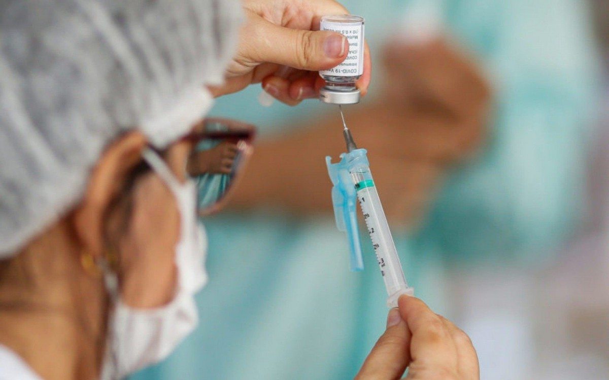 Mag&eacute; vacina trabalhadores da educa&ccedil;&atilde;o b&aacute;sica com idade a partir de 45 anos nesta quinta-feira (10).