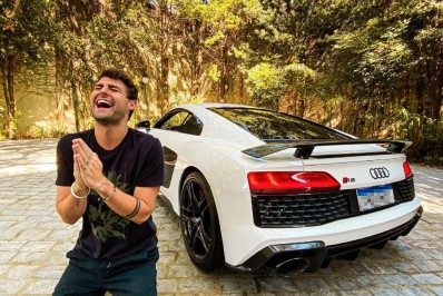 Youtuber pede ajuda aos seguidores para nomear carro de luxo: 'O que ele parece?'
