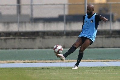 Fã de Thierry Henry, Chay revela inspiração no craque francês na escolha da camisa 14