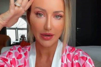 Ana Paula Siebert mostra curativos no rosto após procedimento estético