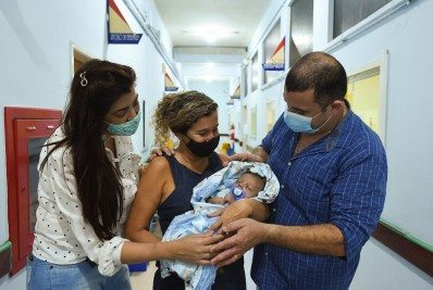 Bebê espancado pelo pai recebe alta de hospital em Campos