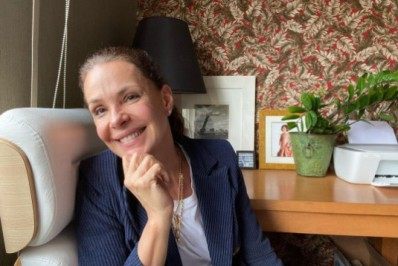 Carolina Ferraz encanta a web em foto com os fios brancos à mostra