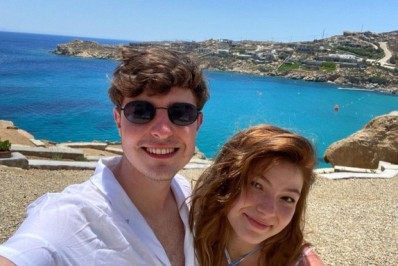 Filho de Gugu Liberato curte viagem romântica na Grécia