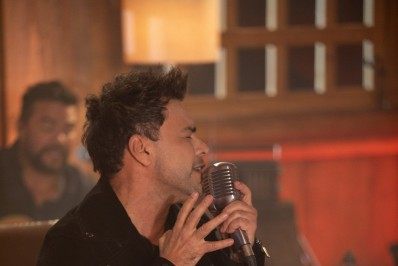 Zezé Di Camargo grava EP solo com captação de imagens