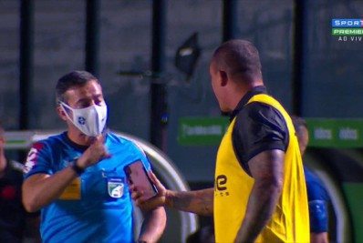 Mesmo sem VAR, árbitro volta atrás e anula gol do Vasco; imagem mostra técnico do Boavista com celular