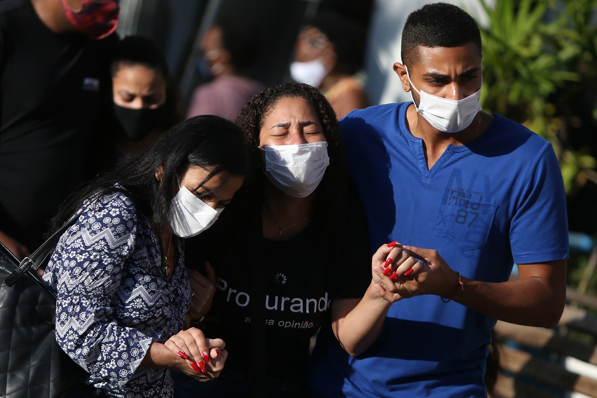 Sepultamento de Kathlen, na tarde desta quarta-feira, no Cemit&eacute;rio S&atilde;o Francisco de Paula, no Caju - Luciano Belford / Ag&ecirc;ncia O Dia
