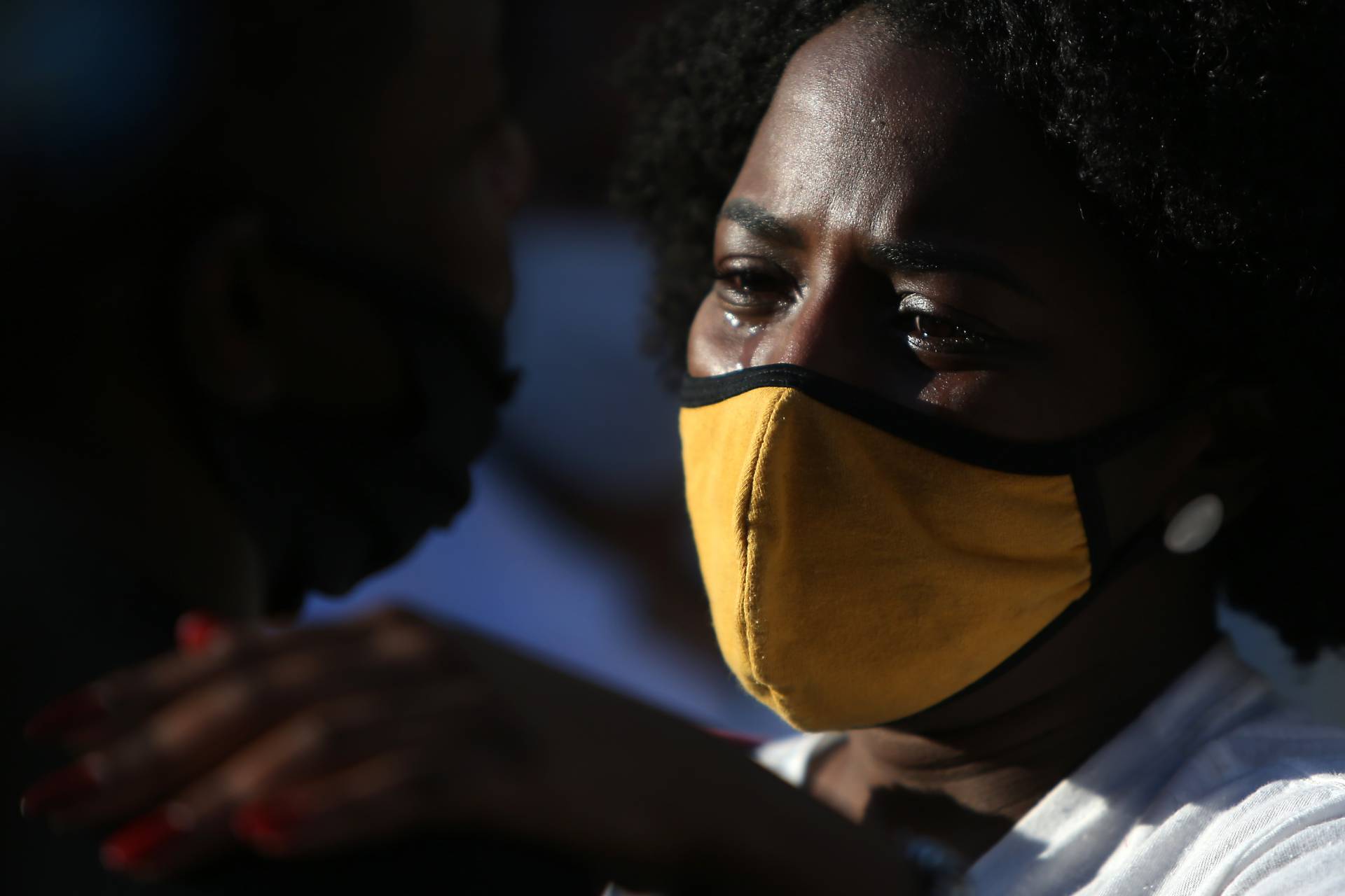 Rio de Janeiro 09/06/2021 - Muita comoção no sepultado o corpo da Kathlen de Oliveira Romeu, a jovem foi atingida por um tiro de fuzil, na localidade conhecida como Beco da Catorze, no Lins. Foto: Luciano Belford/Agencia O Dia - Luciano Belford/Agencia O Dia