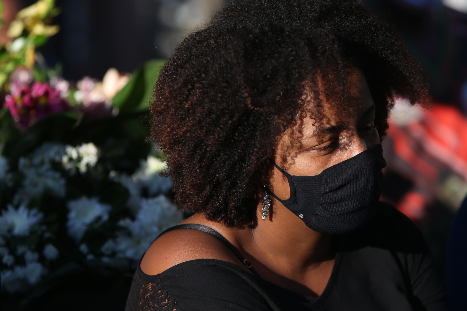 Sepultamento de Kathlen, na tarde desta quarta-feira, no Cemit&eacute;rio S&atilde;o Francisco de Paula, no Caju Na foto, a m&atilde;e Jacklline de Oliveira - Luciano Belford/Ag&ecirc;ncia O Dia