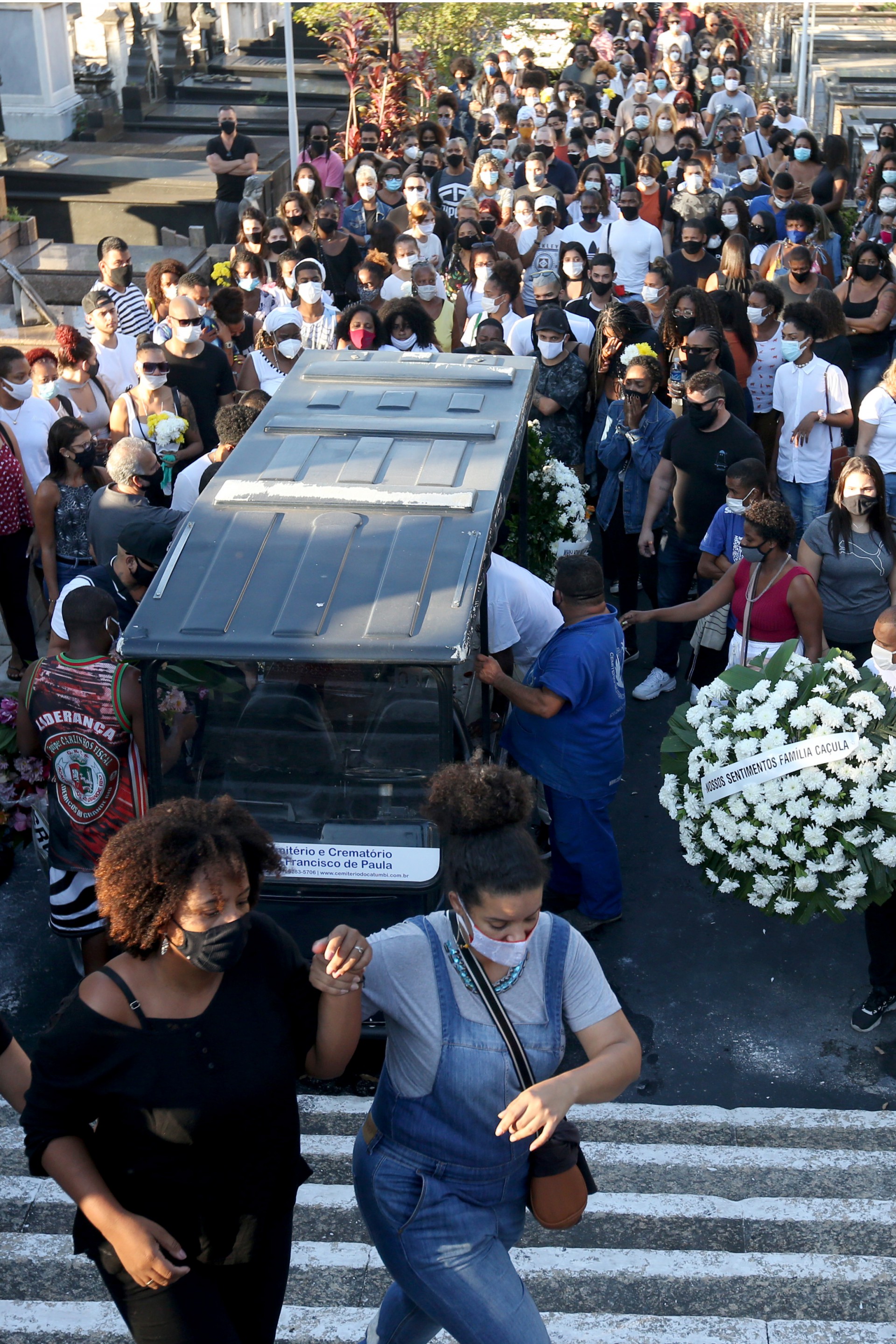 Sepultamento de Kathlen, na tarde desta quarta-feira, no Cemit&eacute;rio S&atilde;o Francisco de Paula, no Caju - Luciano Belford/Ag&ecirc;ncia O Dia
