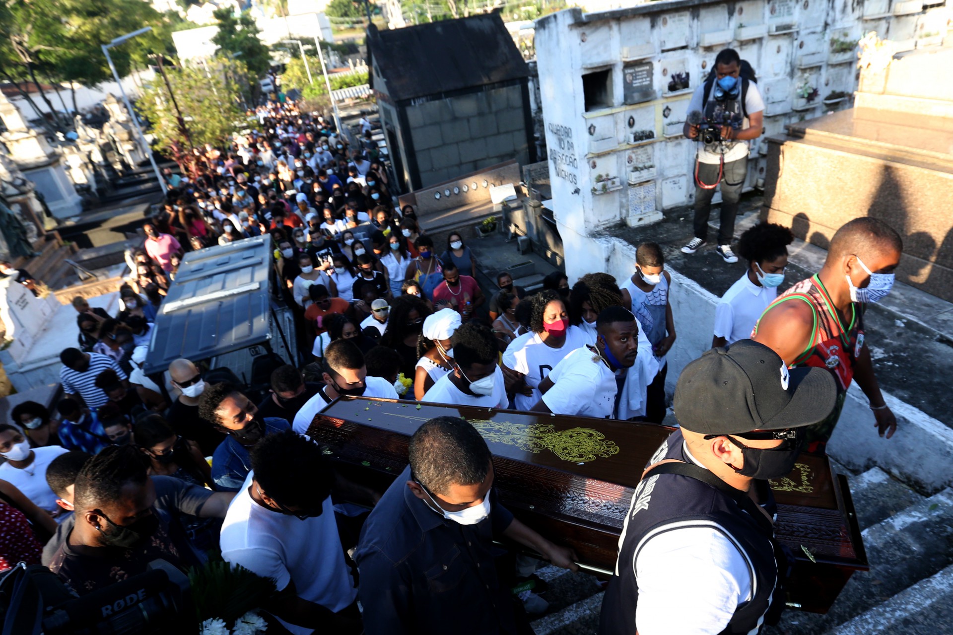 Sepultamento de Kathlen, na tarde desta quarta-feira, no Cemit&eacute;rio S&atilde;o Francisco de Paula, no Caju - Luciano Belford/Ag&ecirc;ncia O Dia