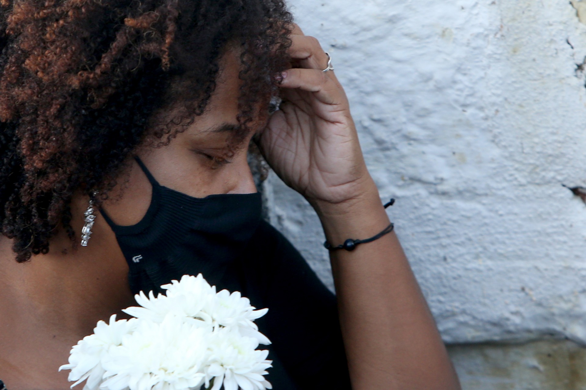Sepultamento de Kathlen, na tarde desta quarta-feira, no Cemit&eacute;rio S&atilde;o Francisco de Paula, no Caju. Na foto, a m&atilde;e Jacklline de Oliveira - Luciano Belford/Ag&ecirc;ncia O Dia