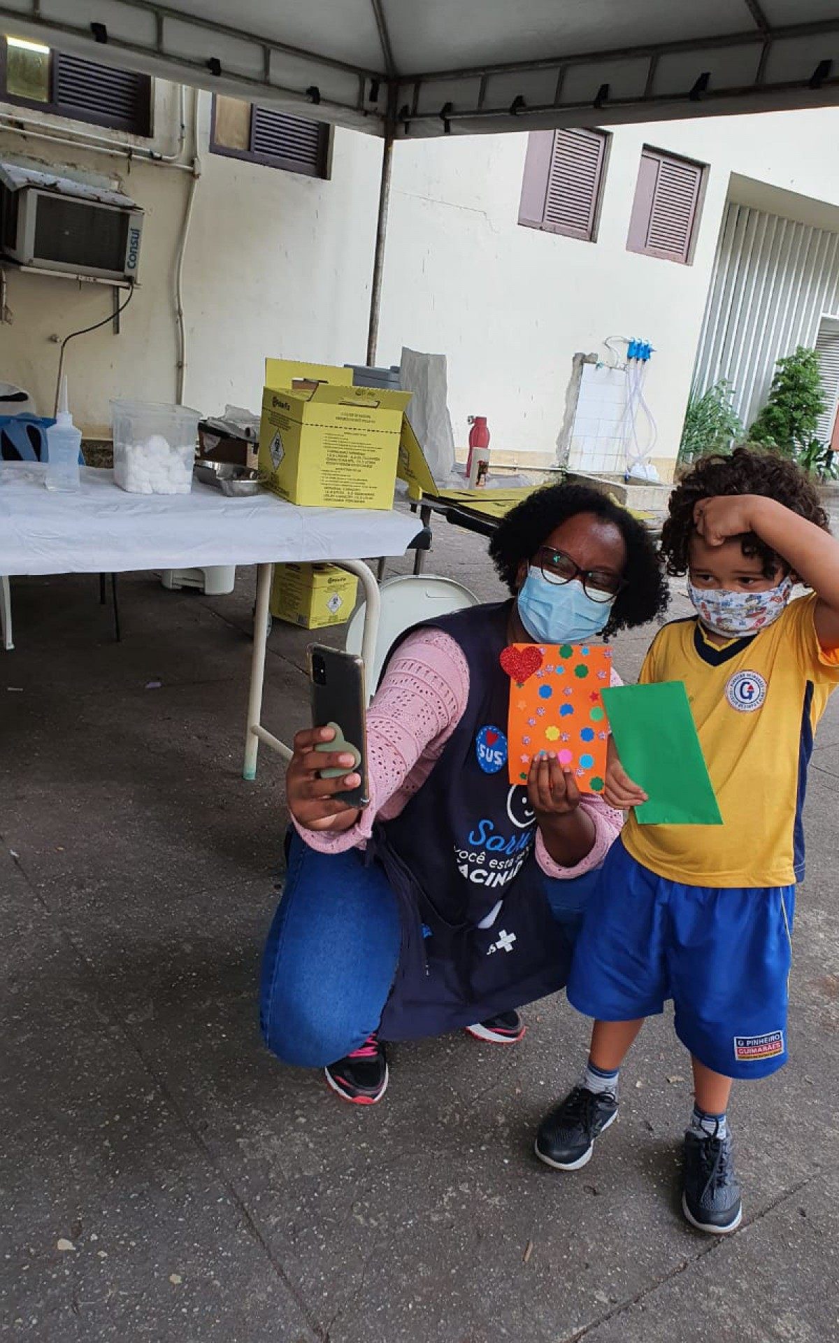 Profissionais de saúde ganham cartinhas de alunos de colégio na Tijuca como forma de agradecimento pelos serviços prestados no combate à covid-19