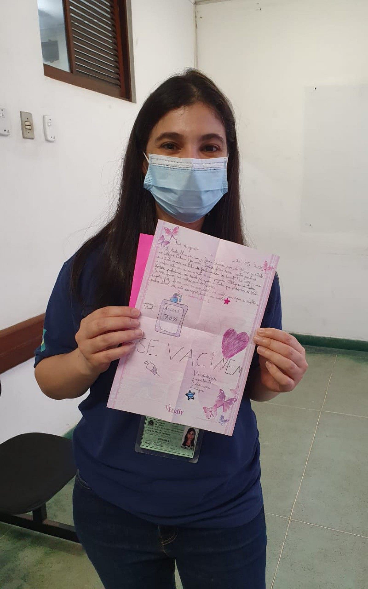 Profissionais de saúde ganham cartinhas de alunos de colégio na Tijuca como forma de agradecimento pelos serviços prestados no combate à covid-19