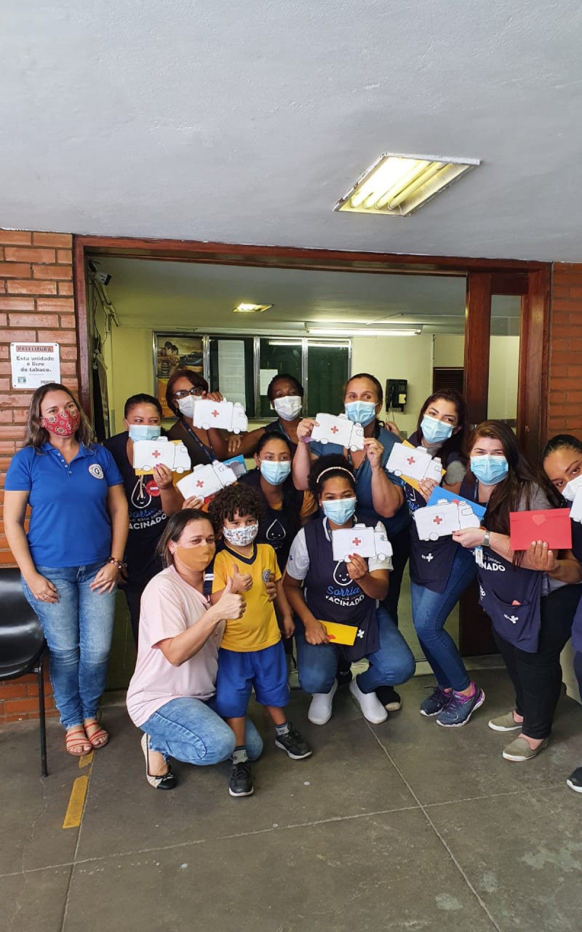 Profissionais de saúde ganham cartinhas de alunos de colégio na Tijuca como forma de agradecimento pelos serviços prestados no combate à covid-19