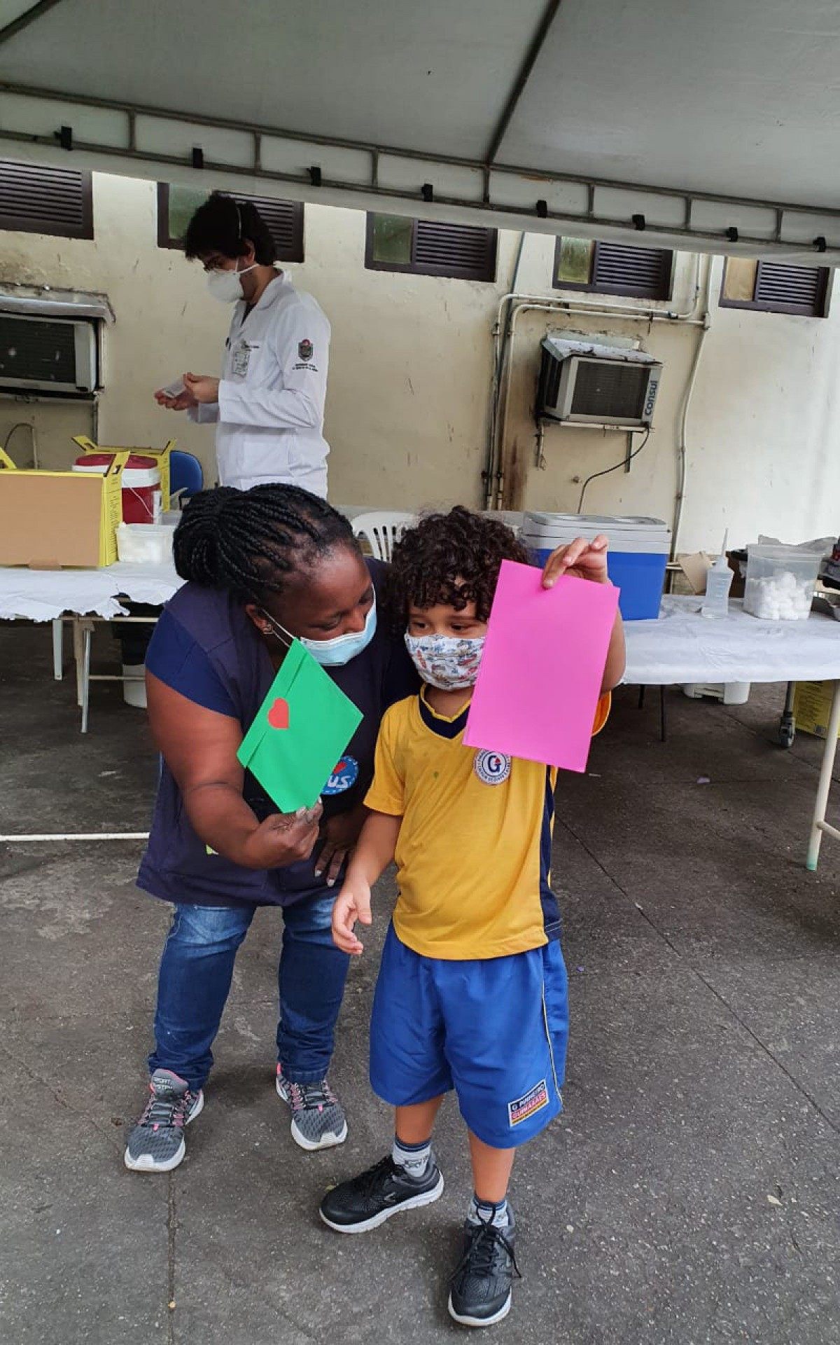 Profissionais de saúde ganham cartinhas de alunos de colégio na Tijuca como forma de agradecimento pelos serviços prestados no combate à covid-19