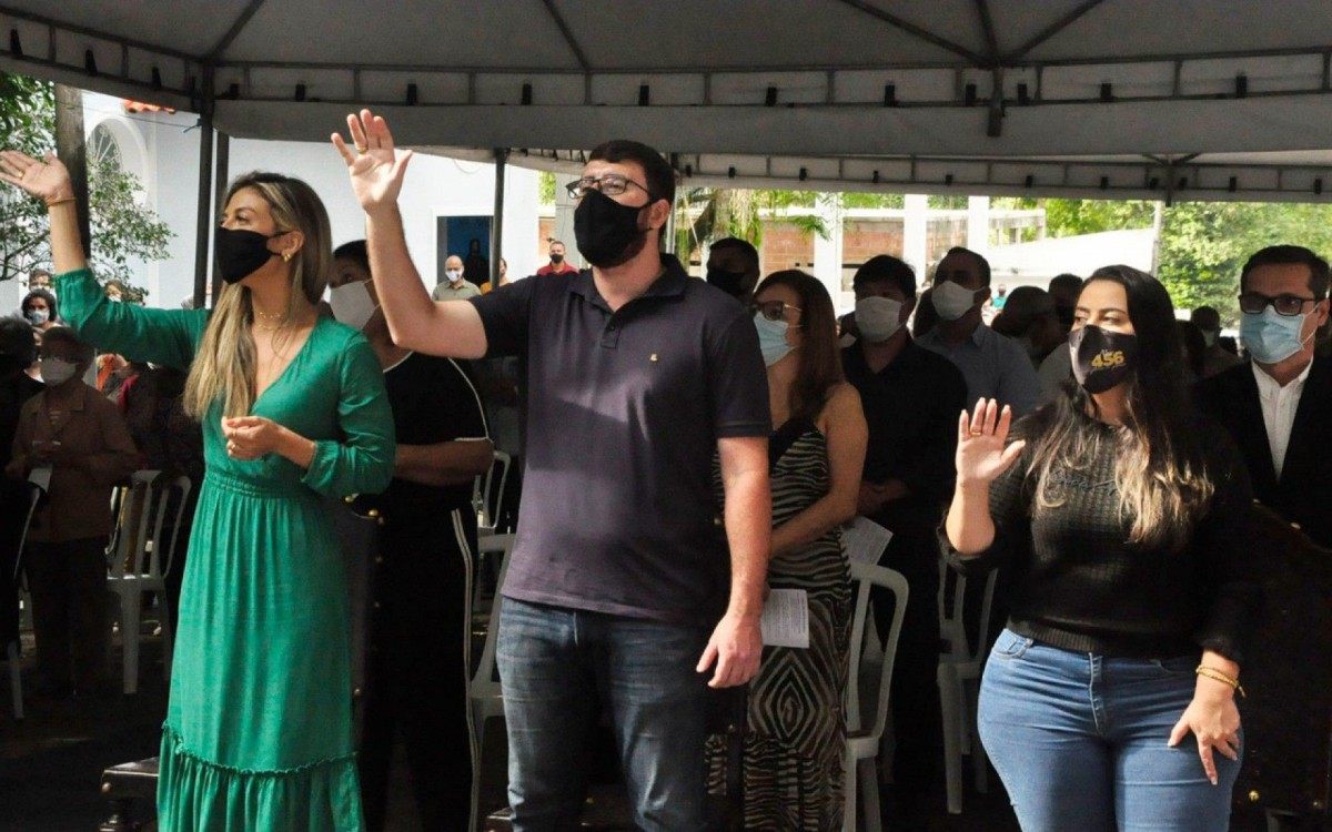 456 anos de Magé: O prefeito Renato Cozzolino acompanhou a tradicional missa no Poço Bento, ao lado da primeira-dama Lara Torres e da vice-prefeita Jamille Cozzolino.