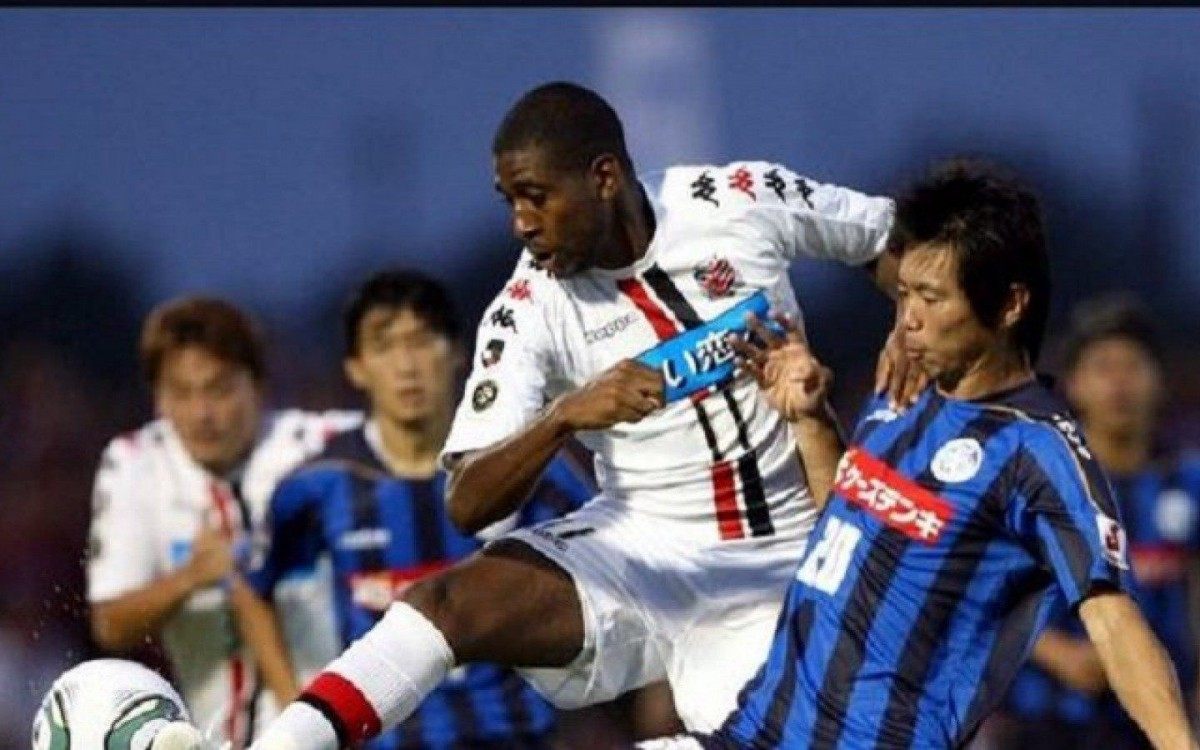 Diogo vestiu a camisa do Tokushima Vortis, time do Jap&Atilde;&pound;o, em 2012.