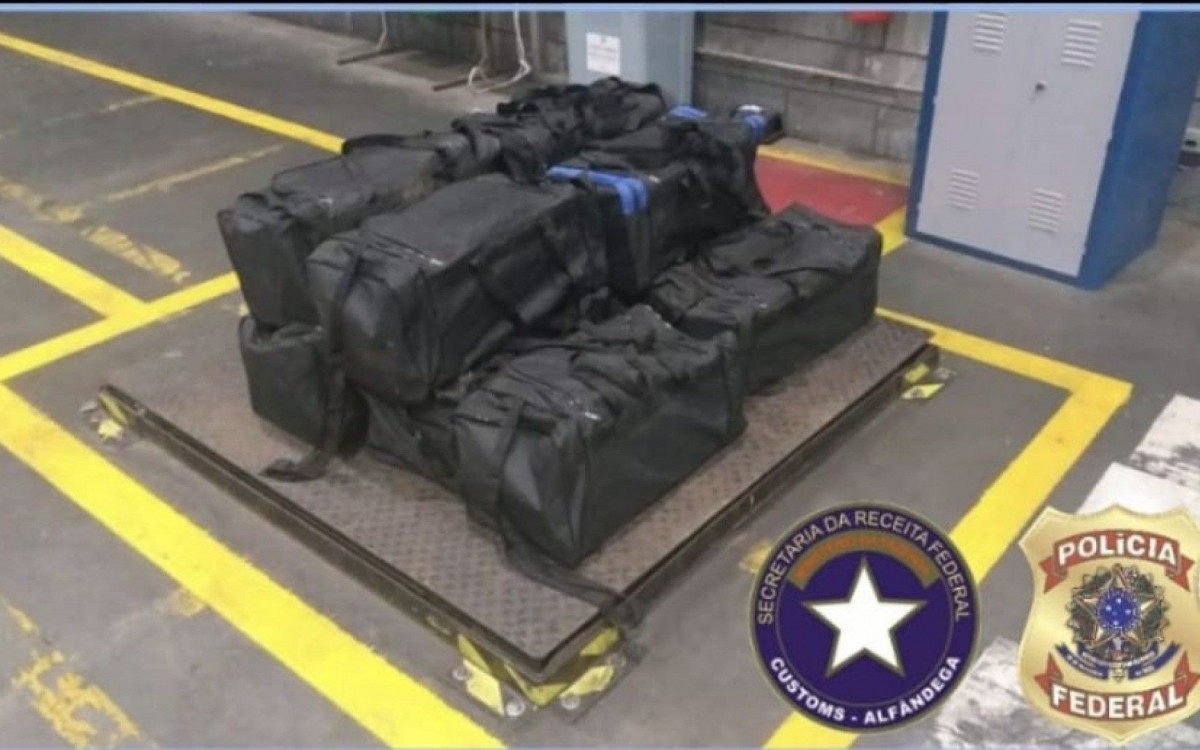 A investigação teve início após servidores da Receita Federal realizarem a apreensão de 600.5 kg de cocaína no Porto de Itapoá em janeiro de 2020