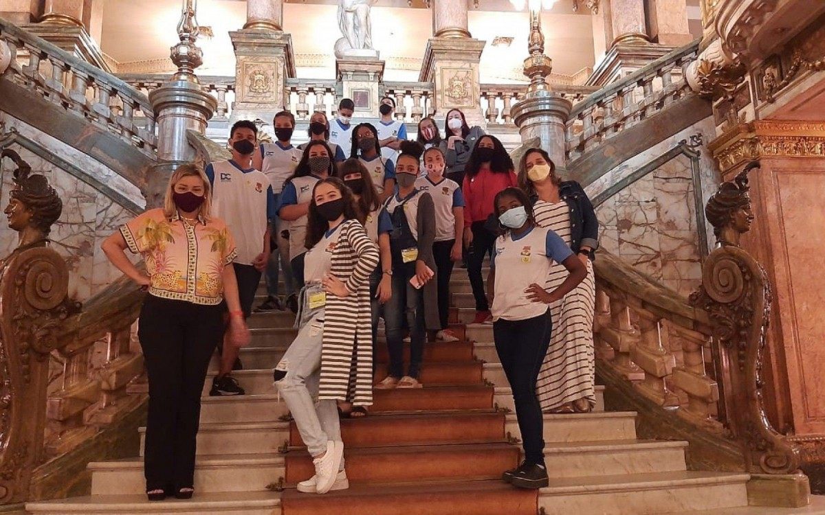 Estudantes da rede municipal de Duque de Caxias v&atilde;o ao Theatro Municipal pela primeira vez