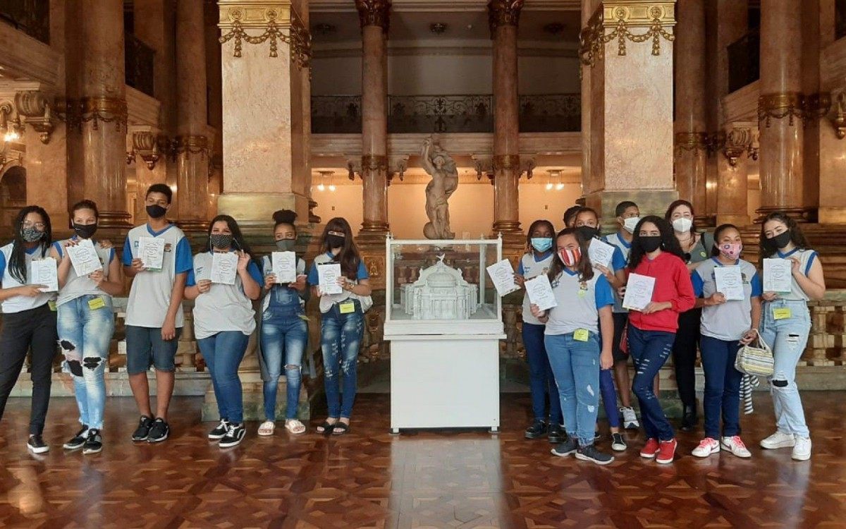 Estudantes da rede municipal de Duque de Caxias v&atilde;o ao Theatro Municipal pela primeira vez