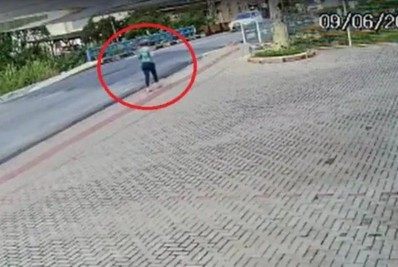 Vídeo! confira o momento em que ponte desaba e 'engole' mulher