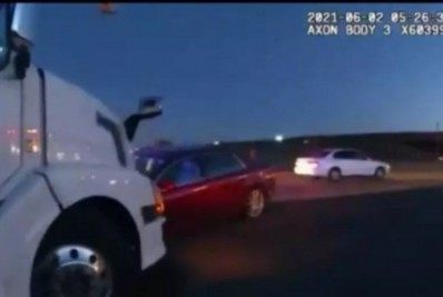 Menina de nove anos pega carro dos pais e dirige até bater em caminhão