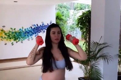 Mamãe fitness! Bianca Andrade mostra barrigão durante treino