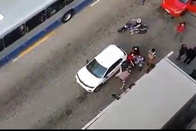 (VÍDEO) Briga de trânsito tumultua rua Paulo Barbosa no centro de Petrópolis