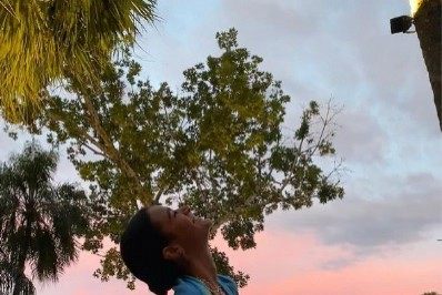 Bruna Marquezine e Enzo Celulari compartilham fotos de viagem romântica