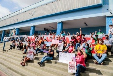 Ato contra o feminicídio enche de mulheres a porta da Prefeitura de SG