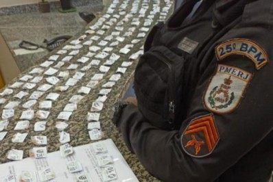 Mulher é presa por tráfico de drogas em Araruama