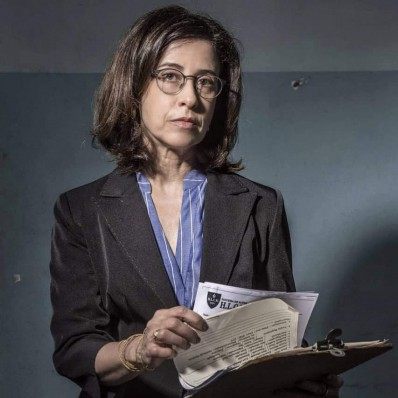 Fernanda Torres vai ao hospital, mas não toma a vacina