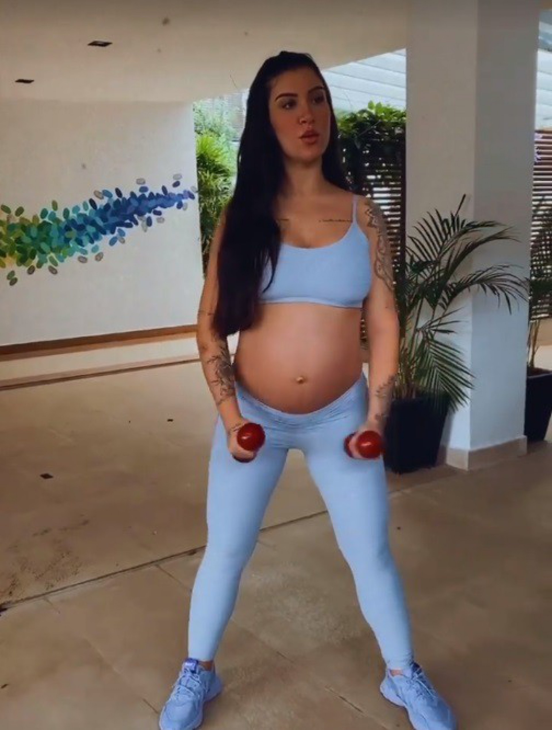 Cecília Andrade on Instagram: “A calça legging preta que foi taaao usada na  gravidez também pode render looks bem legais e des…